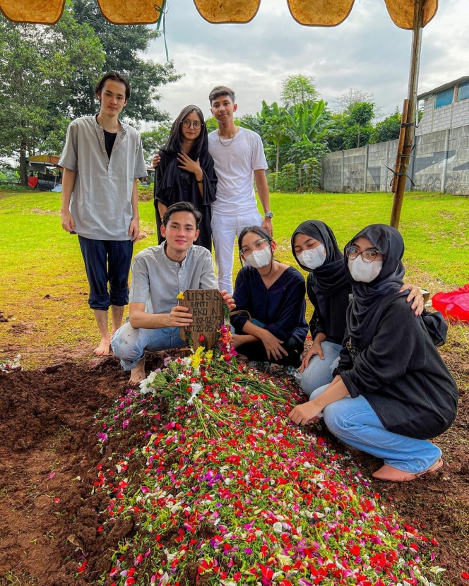 Ibu Cole dan Clay Gribble Meninggal Dunia, Para Pemain Sinetron Dari Jendela SMP Hadiri Pemakamannya