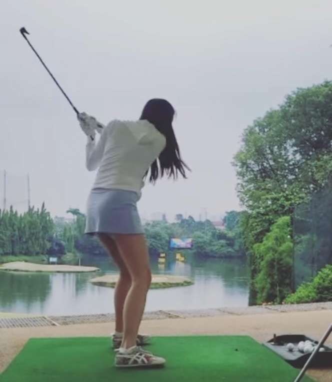Potret Aura Kasih Main Golf Pakai Baju Super Mini, Roknya yang Pendek Banget Bikin Salah Fokus
