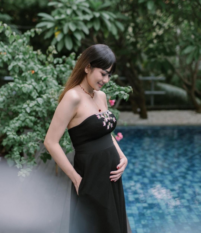 Ini Sederet Pemotretan Adiezty Fersa di Masa Kehamilan, Pakai Baju Nerawang hingga Tanpa Dalaman