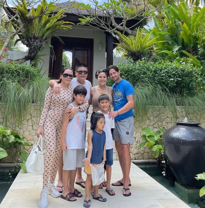 10 Potret Liburan Nikita Mirzani Bersama John Hopkins di Bali, Sudah Diperkenalkan pada Anak-anaknnya lho!