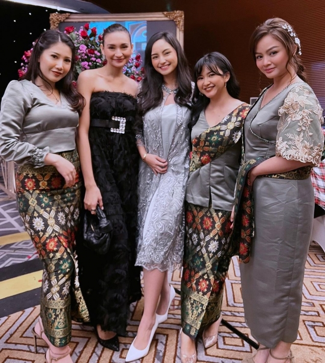 Potret Bridesmaid di Pernikahan Masayu Clara dan Qausar Harta, Dinda Azani Cantik Banget!