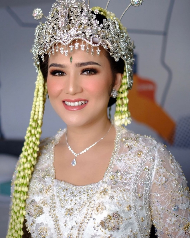 Pakai Adat Sunda, Ini Pesona Masayu Clara Saat Akad Nikah