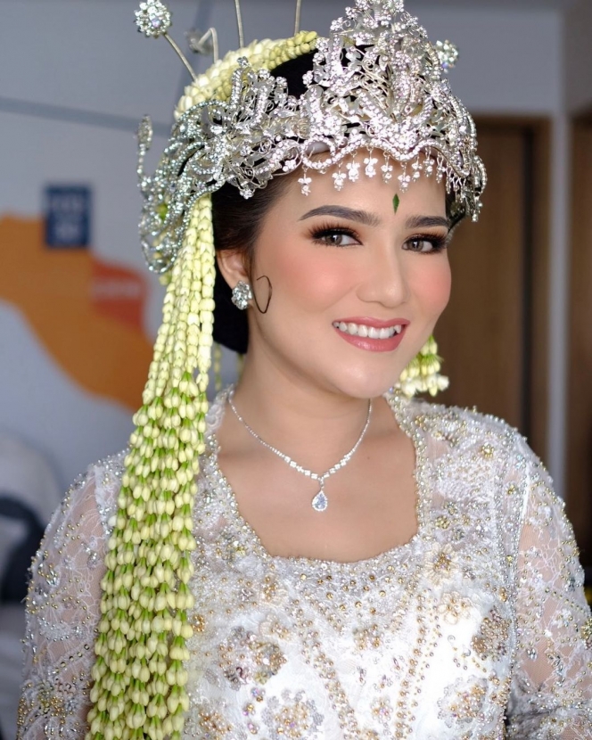 Pakai Adat Sunda, Ini Pesona Masayu Clara Saat Akad Nikah