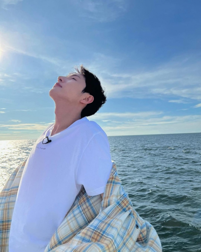Gak Mau Kalah dari Jaemin dan Jeno, Ini Potret Renjun NCT DREAM Nikmati Angin Laut sambil Yum-Yum
