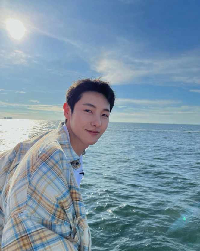 Gak Mau Kalah dari Jaemin dan Jeno, Ini Potret Renjun NCT DREAM Nikmati Angin Laut sambil Yum-Yum