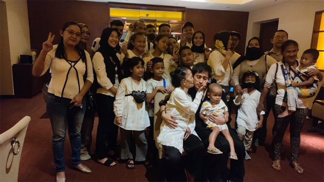 Kumpulan Momen Haru Pertemuan Bio One dengan Ibu Supiah, Istri Almarhum Gepeng Srimulat