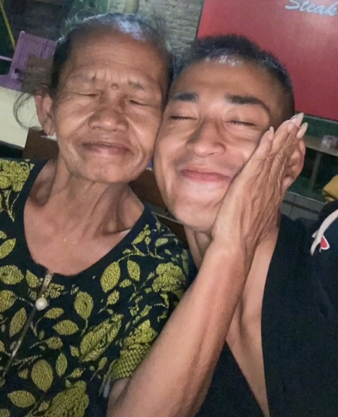 Kumpulan Momen Haru Pertemuan Bio One dengan Ibu Supiah, Istri Almarhum Gepeng Srimulat