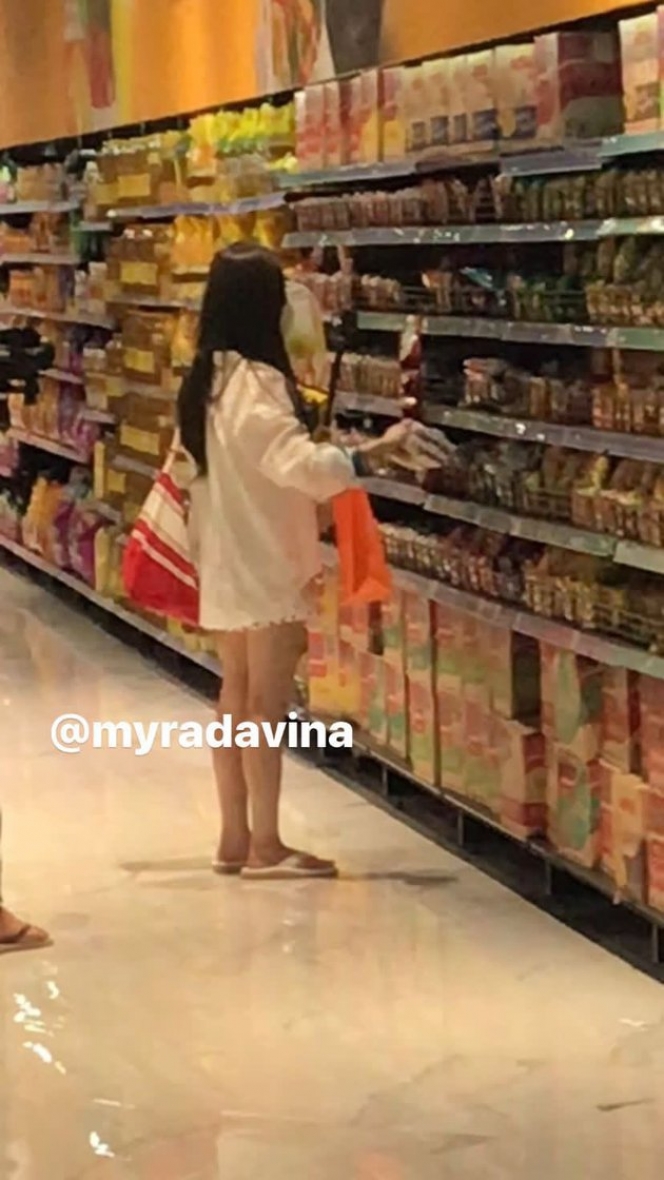 Potret Irene Liburan ke Bali Tanpa Member Red Velvet yang Lain, Enjoy Jalan Ke Supermarket Pakai Sandal Jepit