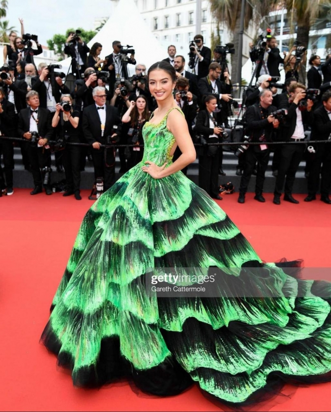 Tampil Memukau dengan Dress Hijau, Ini Pesona Raline Shah Saat Hadiri Cannes Film Festival 2022