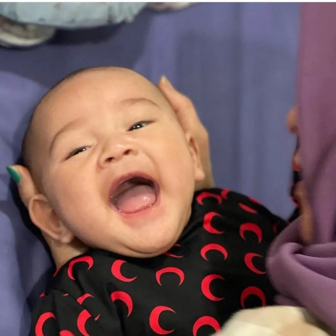 Dijuluki Bayi Jarang Nangis, Ini 15 Potret Rayyanza Full Senyum dan Selalu Good Mood
