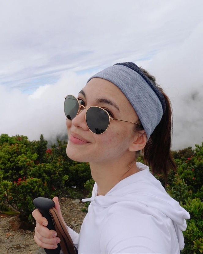 Potret Angela Gilsha Mendaki Gunung Gede, Tunjukkan Wajah Tanpa Makeup yang Cantik Natural