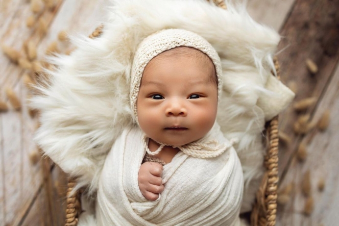 Ini 10 Gaya Baby Izz Anak Nikita Willy dan Indra Priawan Saat Lakukan Newborn Photoshoot, Gemesin!