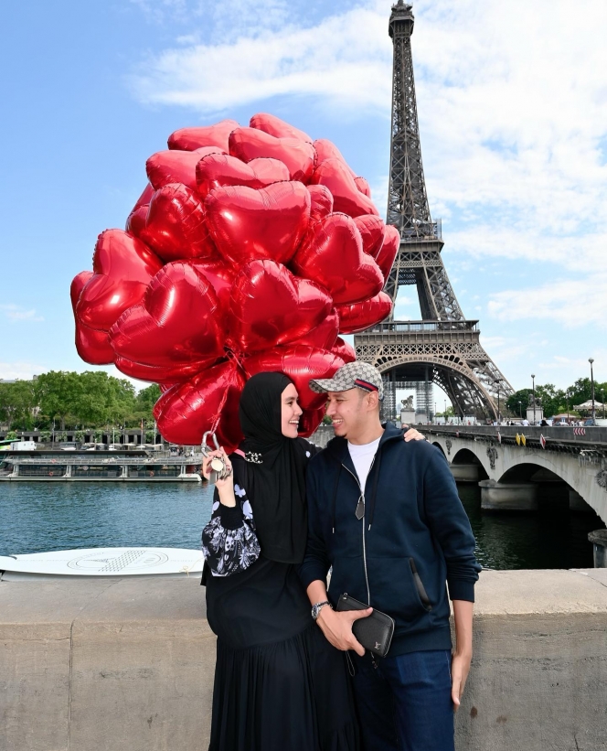 Potret Liburan Kartika Putri dan Suami ke Paris, Nonton Bola Hingga Pamer Baby Bump di Menara Eifel
