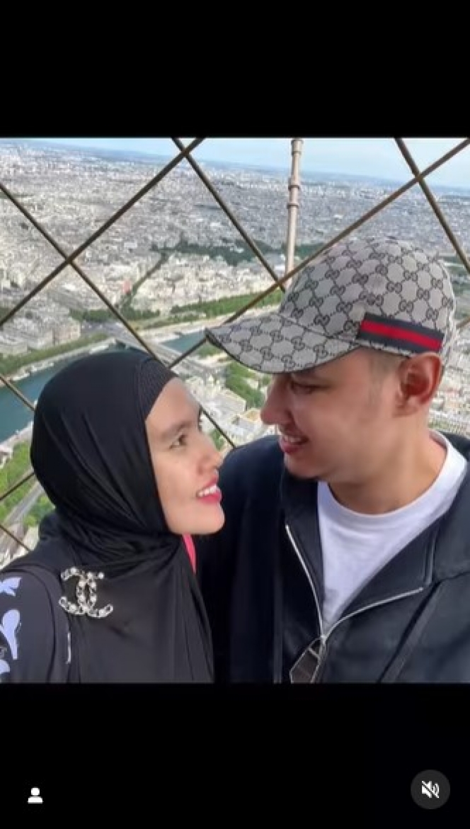 Potret Liburan Kartika Putri dan Suami ke Paris, Nonton Bola Hingga Pamer Baby Bump di Menara Eifel