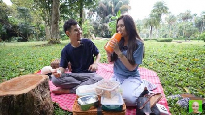 8 Potret Sisca Kohl dan Jess No Limit Piknik di Kebun Raya Bogor, Menggelar Tikar hingga Makan Sambil Suap-suapan