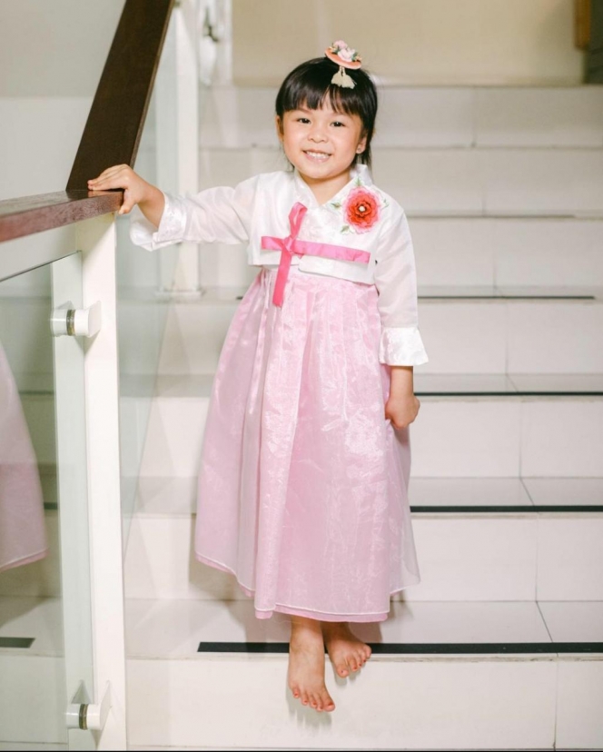 10 Potret Nastusha Putri Chelsea Olivia Berkostum Princess, Lucu dan Menggemaskan Banget!
