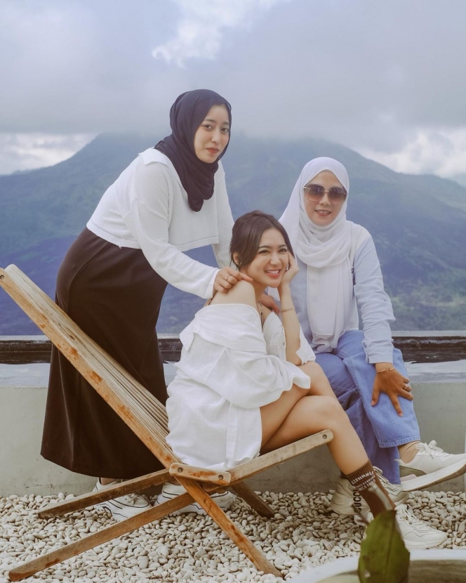 Potret Liburan Wika Salim Bareng Keluarga, Pose Kaki Menyilangnya Bikin Salah Fokus