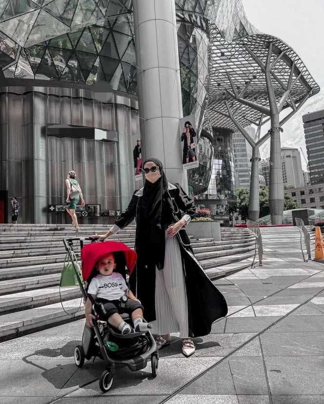 10 Potret Terbaru Zaskia Sungkar, Mahmud Cantik yang Outfit-nya Gak Pernah Gagal dan Selalu Kece
