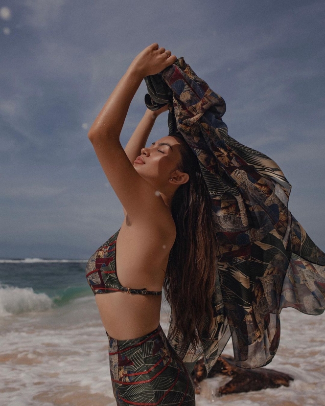 8 Potret Ariel Tatum Lakukan Pemotretan di Pinggir Pantai, Pamerkan Kulit Eksotis dengan Balutan Swimsuit yang Menawan