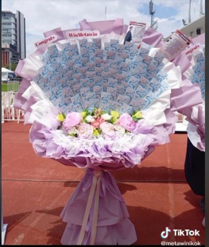 10 Perayaan Wisuda Aktor Thailand Win Metawin, Dapat Banyak Hadiah Buket Uang dari Fans