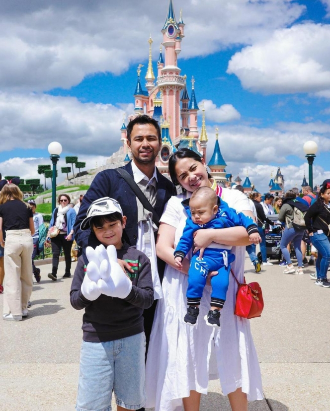 Potret Raffi Ahmad dan Nagita Slavina Jalan-Jalan ke Paris, Ajak Rafathar dan Rayyanza ke Disneyland