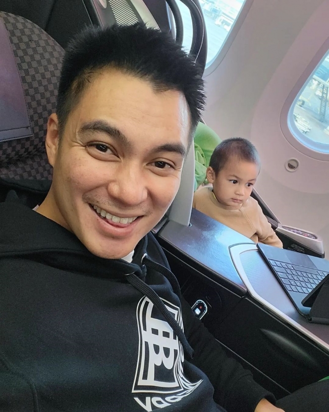Potret Kiano Tiger Wong Perjalanan ke Luar Negeri Pertama Kali, Anteng Naik Pesawat Kelas Bisnis
