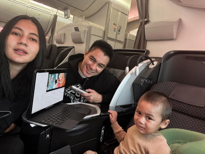 Potret Kiano Tiger Wong Perjalanan ke Luar Negeri Pertama Kali, Anteng Naik Pesawat Kelas Bisnis