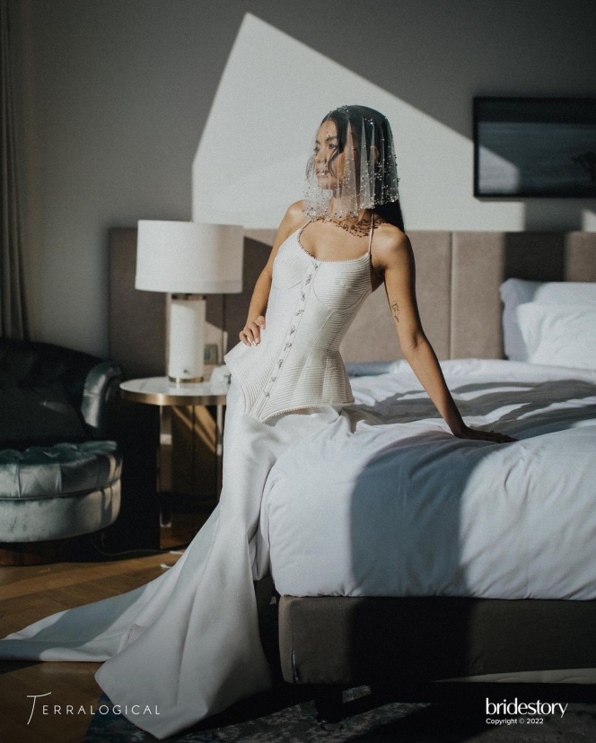 13 Potret Eva Celia di Hari Pernikahan, Pakai Gaun Model Korset yang Terlihat Unik dan Elegan