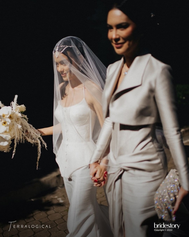 13 Potret Eva Celia di Hari Pernikahan, Pakai Gaun Model Korset yang Terlihat Unik dan Elegan