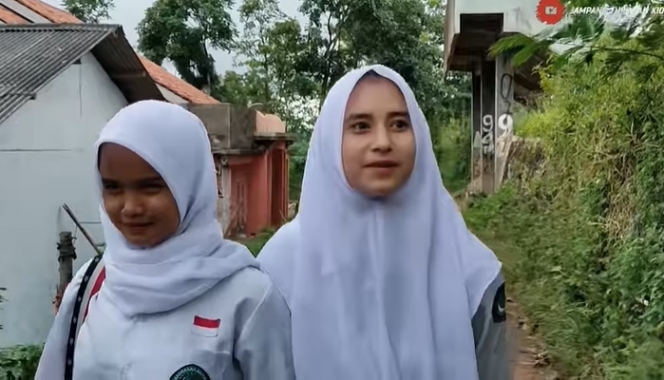 Ini Potret Gadis Desa Keturunan Inggris Waktu Berangkat ke Sekolah, Paras Cantiknya Bikin Salah Fokus