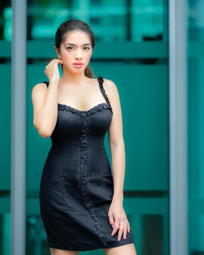 Potret Angel Karamoy Pakai Baju Hitam, Lengan Mulus Tanpa Cacat Bikin Meleleh