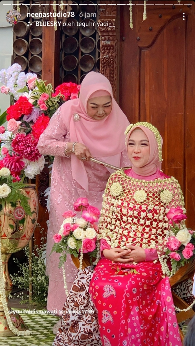 Potret Pengajian dan Siraman 7 Bulan Kehamilan Ria Ricis, Penuh Dekorasi Bunga Warna Pink!