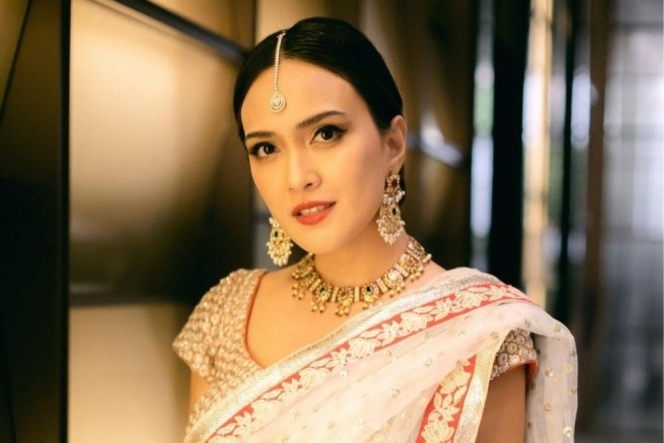 20 Potret Selebriti yang Terlihat Cantik dengan Kain Sari Khas India, Anggun dan Menawan Banget