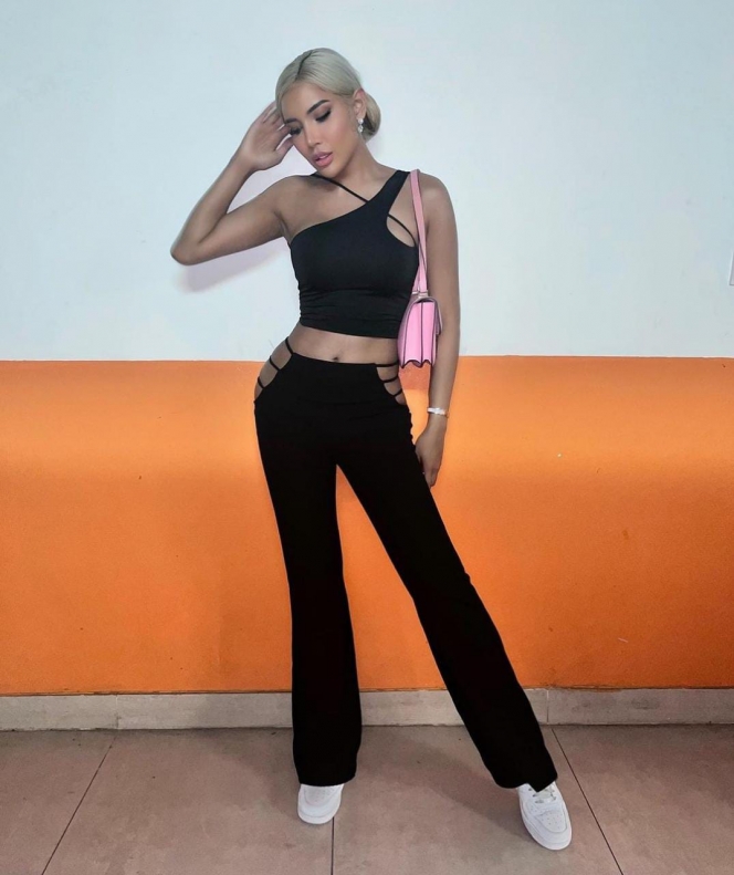 8 Potret Millen Cyrus Pakai Outfit Hitam Pamer Body Goals, Pesonanya Bikin Cewek Tulen Insecure