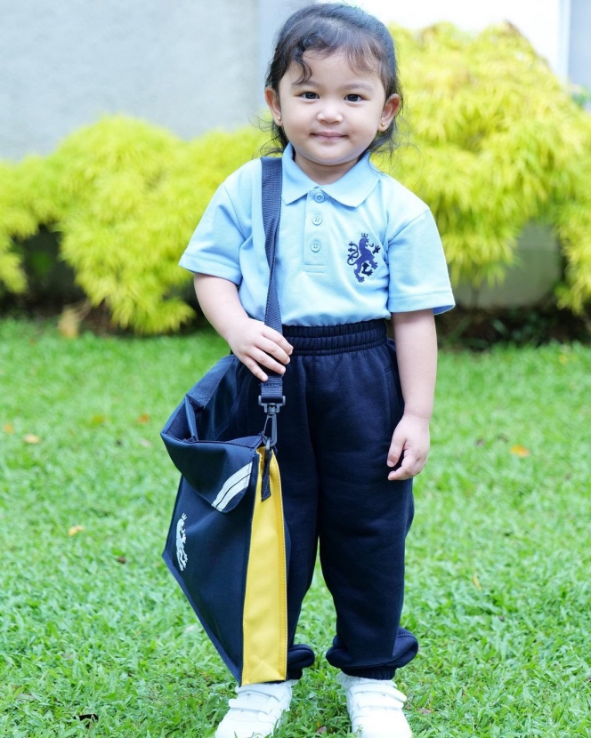 Genap 3 Tahun, Ini 10 Potret Terbaru Thania Putri Onsu yang Jago OOTD, Lebih Suka Dipanggil Mami Nia