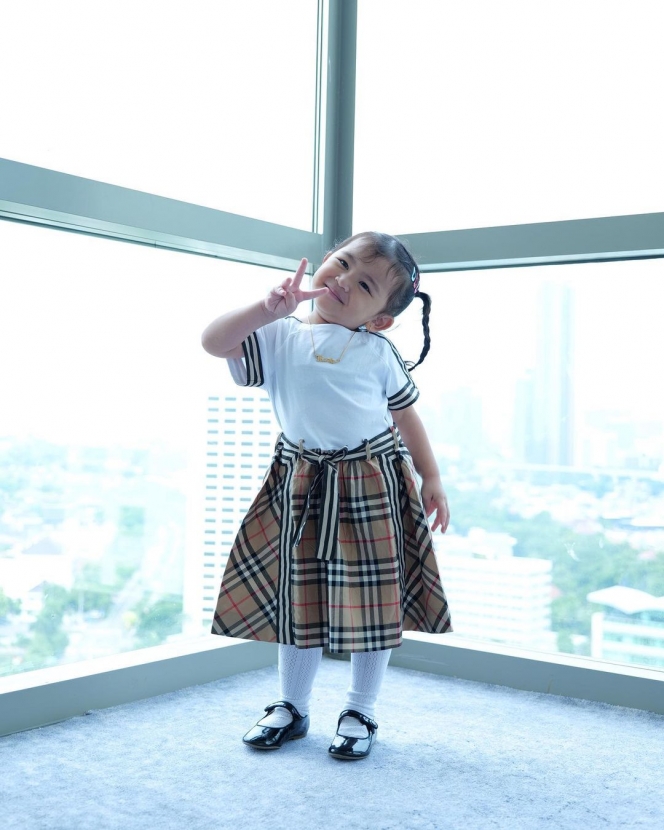 Genap 3 Tahun, Ini 10 Potret Terbaru Thania Putri Onsu yang Jago OOTD, Lebih Suka Dipanggil Mami Nia