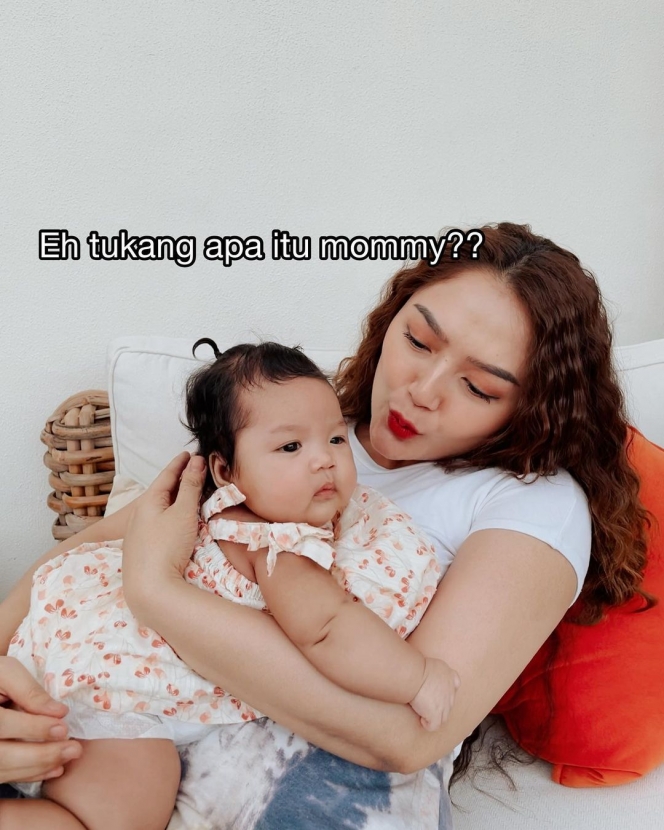 7 Potret Telaten Siti Badriah Momong Baby Xarena, Jadi Seorang Ibu tapi Pesonanya Bak Anak SMA!