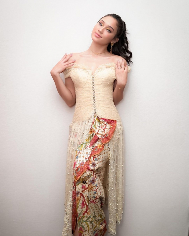 Potret Yasmin Napper dalam Balutan Kebaya saat Hadiri Premier Film Satria Dewa: Gatotkaca, Pesonanya Anggun Banget!