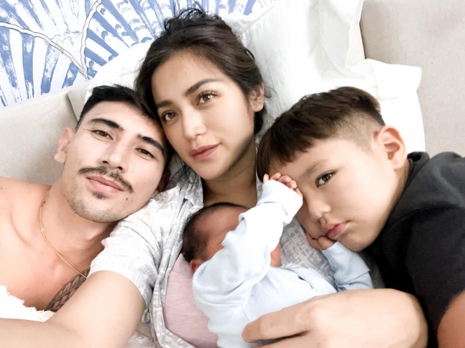 6 Potret Jessica Iskandar dan Vincent Verhaag usai Punya Dua Anak, Vibe-nya Keluarga Bahagia Banget!