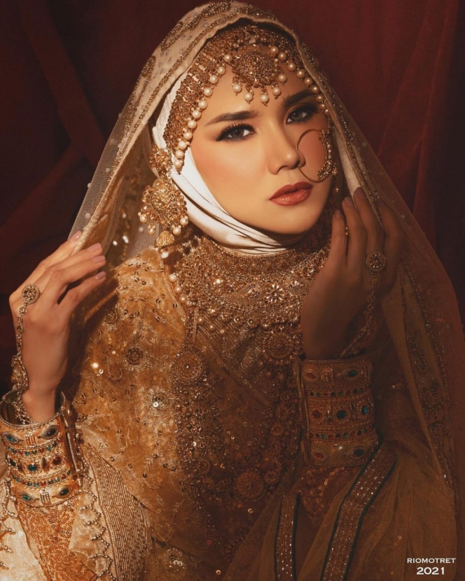 10 Potret Gaya Nyentrik Mulan Jameela Saat Manggung, dari Busana Ratu India Sampai Hijab Pita Besar!