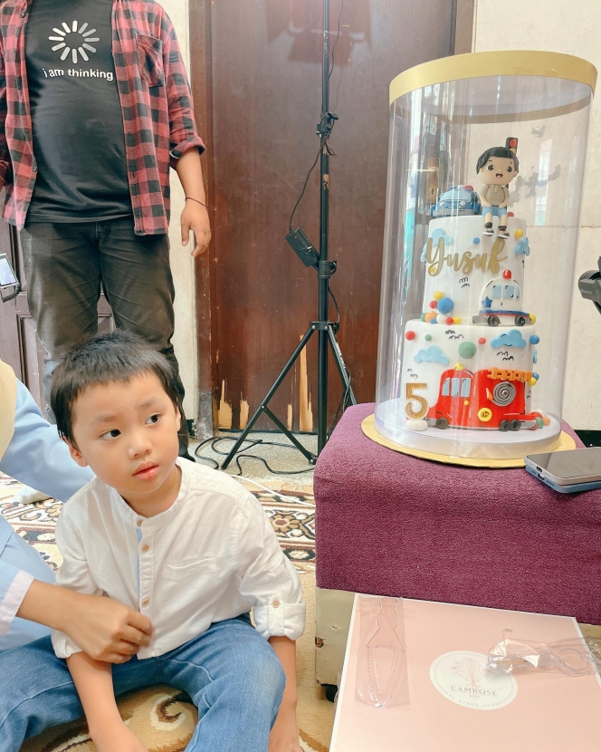 Tidak Dihadiri Sang Ayah, Ini 8 Momen Perayaan Ulang Tahun Yusuf Anak Larissa Chou di Panti Asuhan