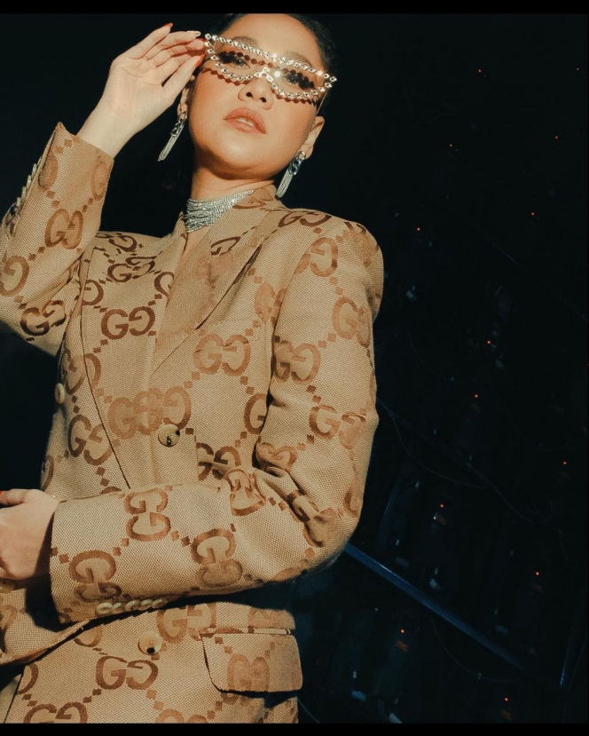 Potret Gaya Glamor Bunga Citra Lestari, Dari Baju Tipis Dior Hingga Jas Tebal Gucci