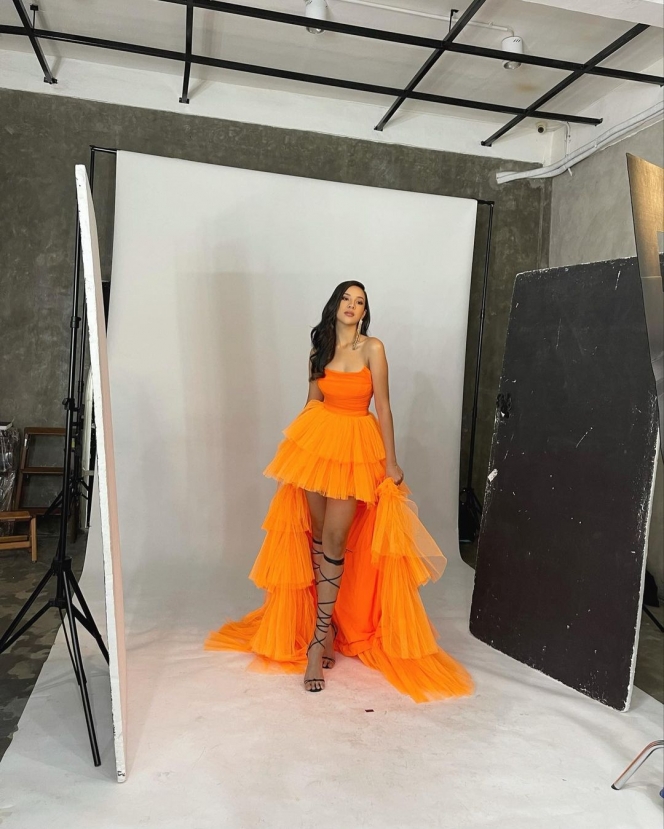 Potret Artis Pakai Baju Oranye, Pesona Warna Cerah Bertemu  Kulit Putih Mulus