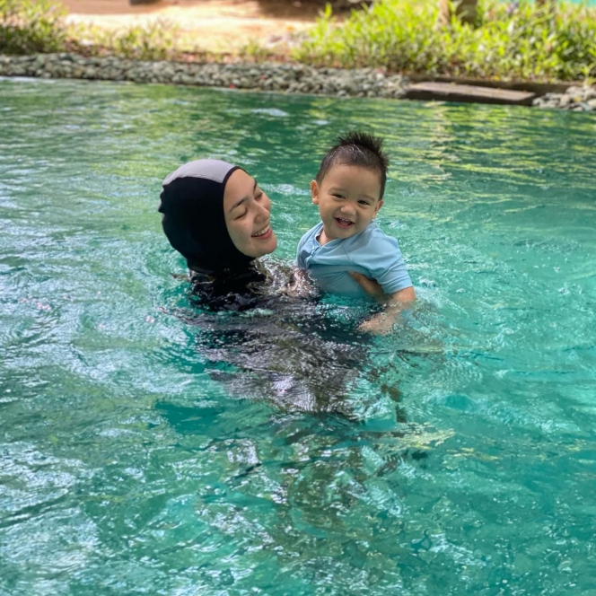 Aksinya Bikin Gemas, Ini Sederet Potret Buah Hati Selebriti Berani Berenang di Kolam Anti Rewel-Rewel Club