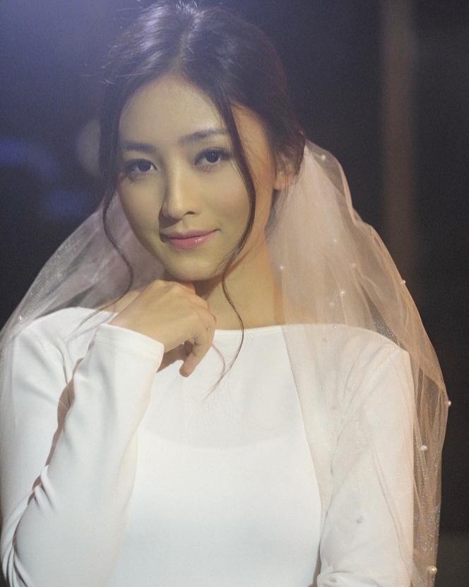 Belum Menikah, Ini 10 Selebriti yang Tampil Cantik Menawan dengan Gaun Pengantin