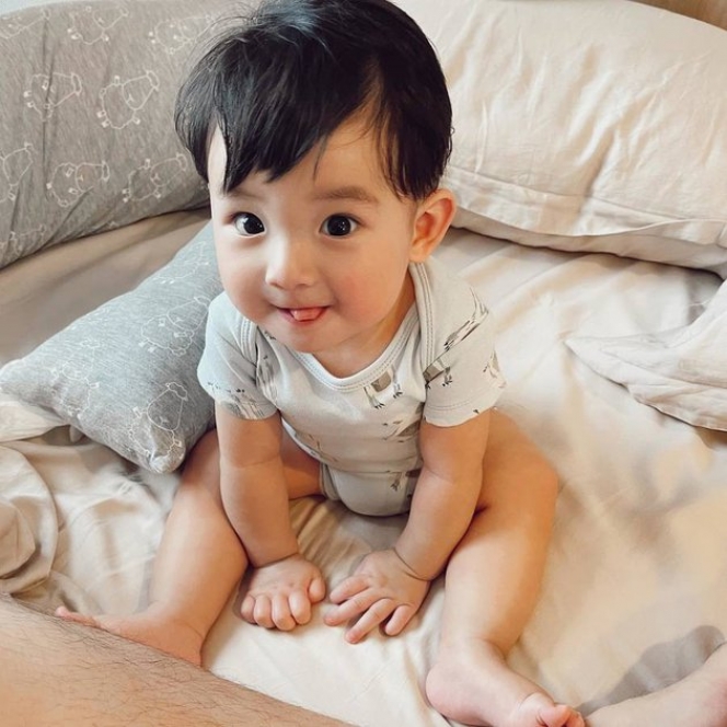 10 Potret Terbaru Baby Pierce Anak Billy Davidson yang Kini Berusia 7 Bulan, Gantengnya Sampai Dibilang Bayi Korea!