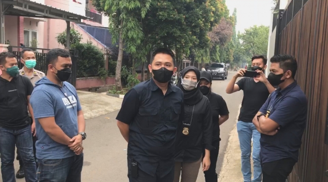 Deretan Potret Suasana Rumah Nikita Mirzani yang Sudah Dikepung Polisi Sejak Subuh