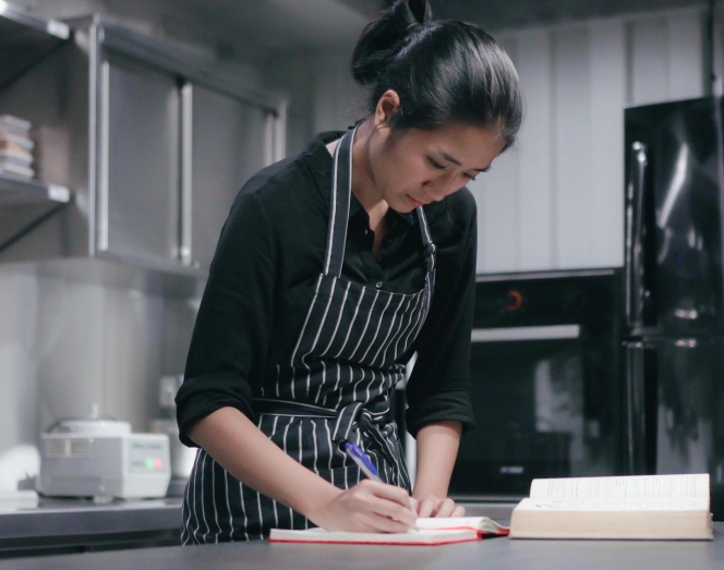 10 Potret Cantik Chef Renatta Saat di Dapur, Masakannya Bikin Ngiler