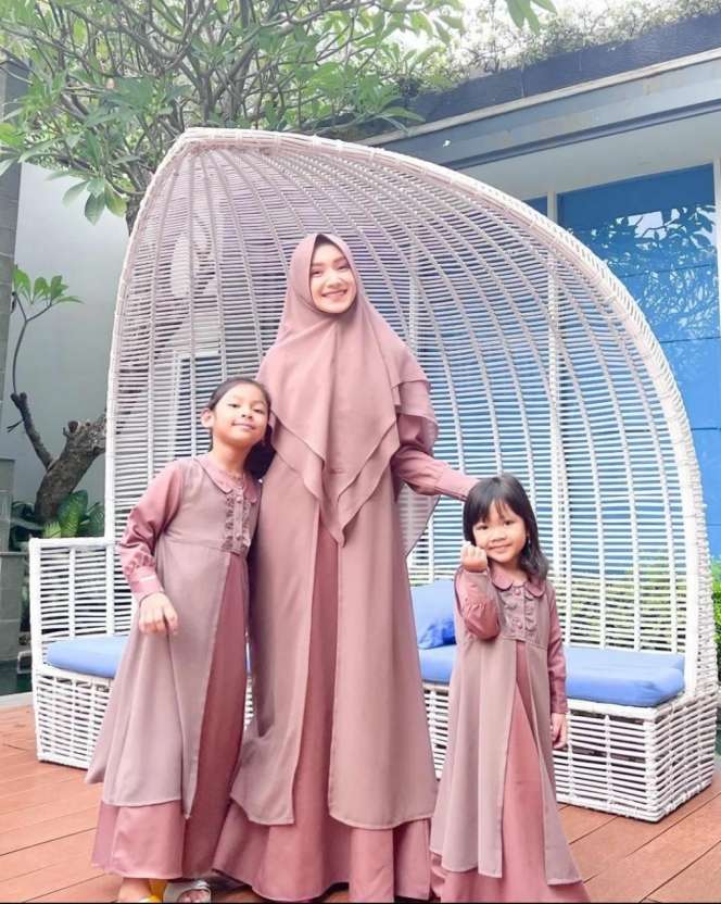 10 Potret Cantik Indri Giana, Istri Ustaz Riza Muhammad yang Tengah Hamil Anak Kembar