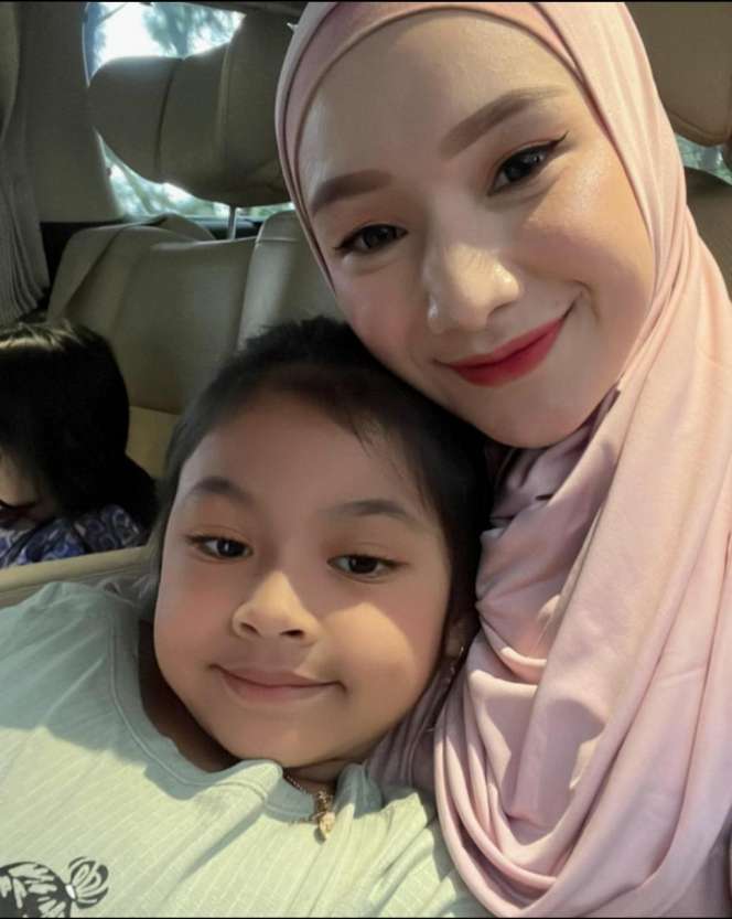 10 Potret Cantik Indri Giana, Istri Ustaz Riza Muhammad yang Tengah Hamil Anak Kembar